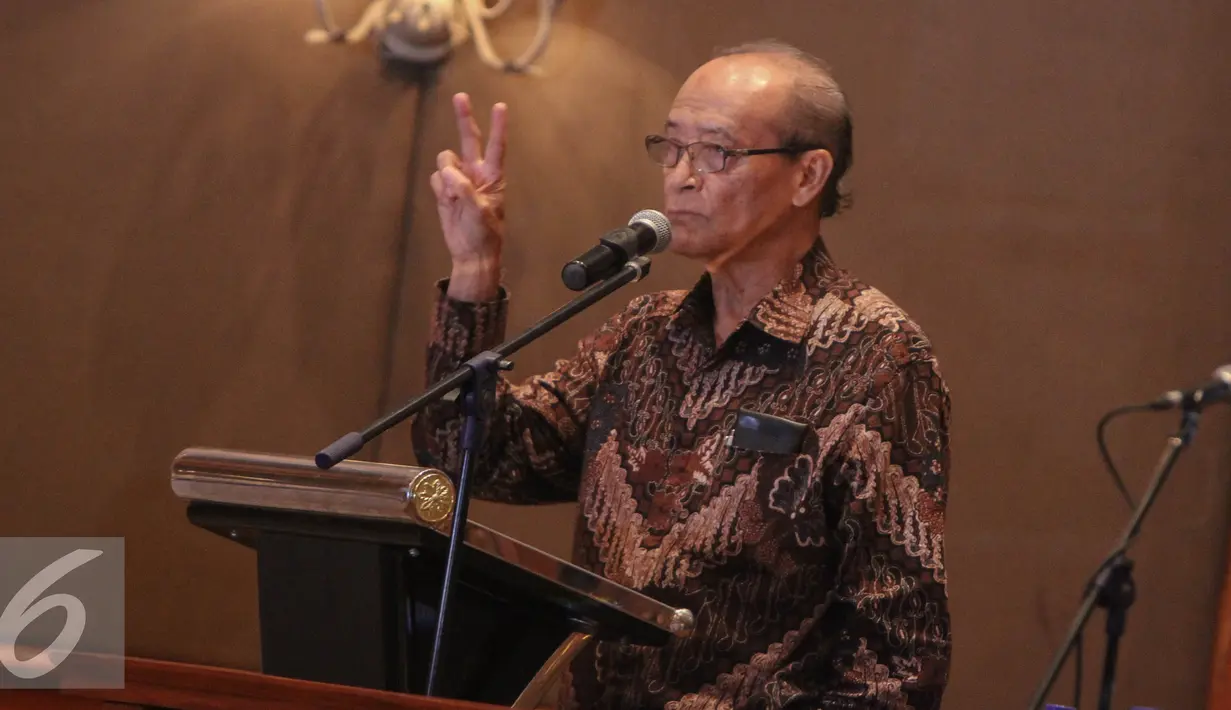 Mantan Ketua Umum PP Muhammadiyah Buya Syafii Maarif memberikan paparan dalam acara Simposium Nasional Membedah Tragedi 1965 di Jakarta, Senin (18/4). Simposium bertujuan merekonsuliasi kasus pelanggaran HAM dimasa lalu. (Liputan6.com/Faizal Fanani)