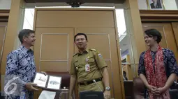 Kepala Sekolah JIS Tim Carr (kiri) berbincang dengan Gubernur DKI Jakarta Basuki T Purnama di Balaikota, Jakarta, Senin (21/3). JIS akan menjalankan perannya sebagai lembaga pendidikan formal yang memiliki dedikasi tinggi. (Liputan6.com/Gempur M Surya)