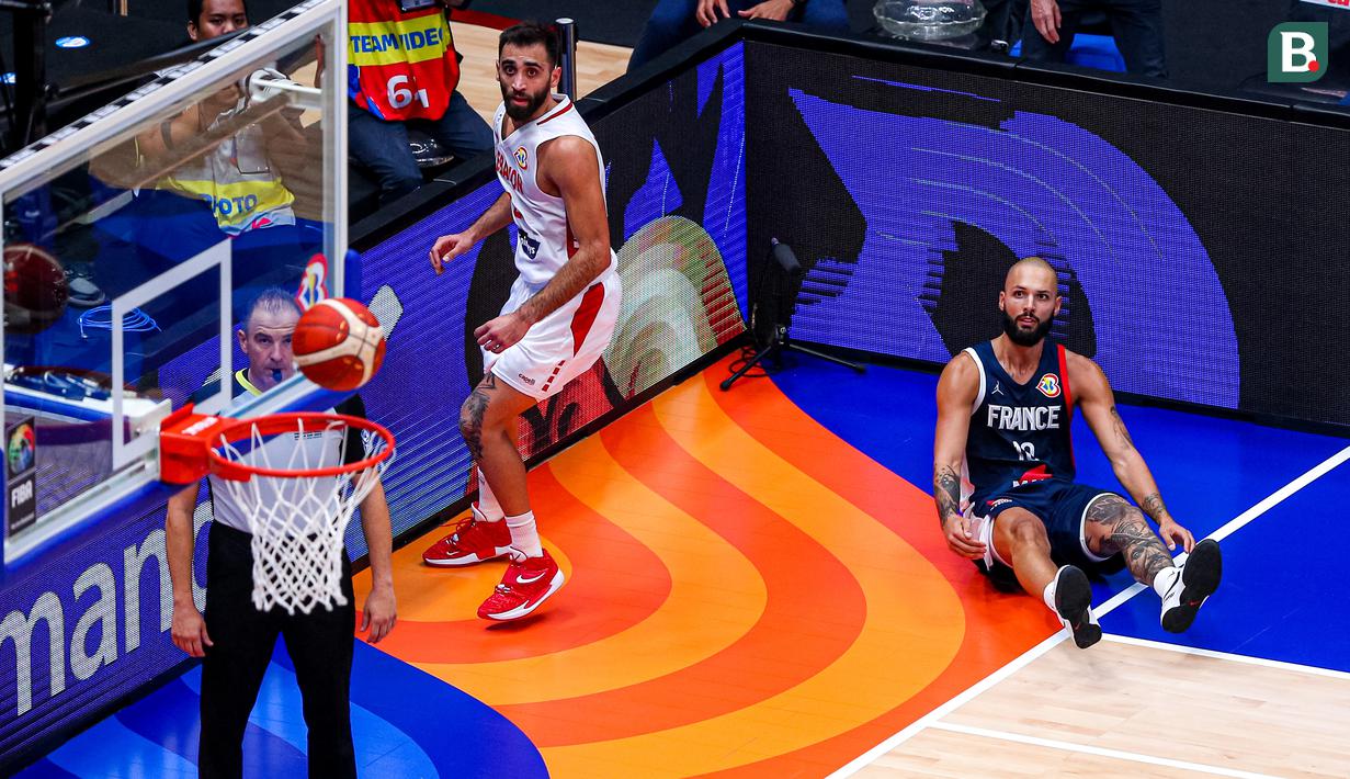 <p>Pebasket Prancis, Evan Fournier terjatuh saat melihat bola ketika melakukan tripoin pada laga Grup H Piala Dunia FIBA 2023 melawan Lebanon di Indonesia Arena, Senayan, Jakarta, Selasa (29/08/2023). (Bola.com/Bagaskara Lazuardi)</p>