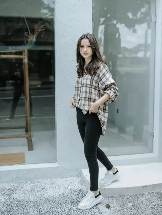 Dengan flanel, denim, dan sneakers, tentu gaya Sarah Menzel begitu memikat. [Foto: Instagram/ Sarah Menzel]