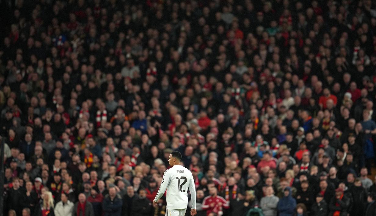 Pemain Real Madrid, Trent Alexander-Arnold saat bermain dengan latar para pendukung Liverpool dalam laga Liga Champions 2025/2026 di Anfield, Liverpool, Inggris, Selasa (04/11/2025) waktu setempat. Seperti diketahui, Trent merupakan mantan pemain Liverpool sebelum pindah pada bursa transfer musim panas lalu. (AP Photo/Jon Super)