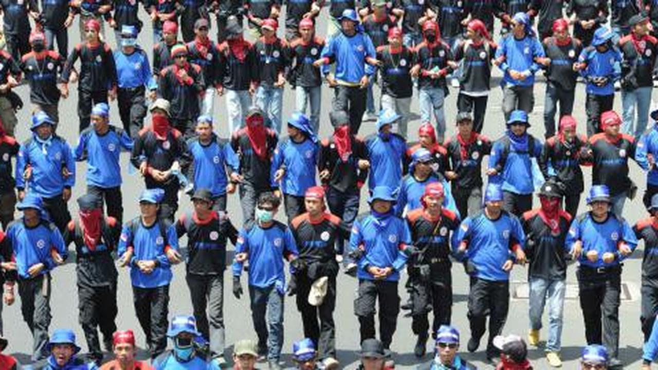 Di-PHK sepihak, buruh Semarang blokir jalur Pantura