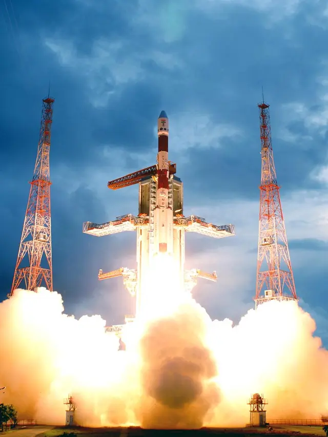 Wahana antariksa nirawak Chandrayaan-1 lepas landas dari landasan peluncuran di Sriharikota di India selatan. (ISRO)