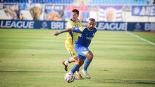 Striker Arema FC, Dalberto mempertahankan bola dari kejaran gelandang Persib Bandung, Thom Haye dalam laga pekan keenam BRI Super League 2025/2026 di Stadion Kanjuruhan, Kabupaten Malang, Senin (22/9/2025). (Bola.com/Iwan Setiawan).
