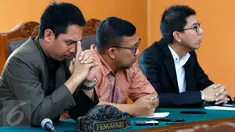 Kuasa hukum PT. Victoria Securities Indonesia (VSI) menghadiri sidang putusan praperadilan di PN Jaksel, Selasa (29/9).  PT. VSI memenangkan gugatan praperadilan melawan Kejagung dalam perkara penggeledahan 12 Agustus lalu. (Liputan6.com/Yoppy Renato)