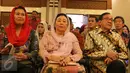 Istri Mantan Presiden Gus Dur Shinta Wahid (tengah) dan Politisi Senior Golkar Akbar Tandjung saat menghadiri HUT ke-80 politisi senior Sabam Sirait di Jakarta, Sabtu (15/10). (Liputan6.com/Angga Yuniar)