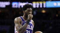 Center Philadelphia 76ers Joel Embiid pada laga NBA melawan San Antonio Spurs, Rabu (3/1/2018). (AP Photo/Matt Slocum)