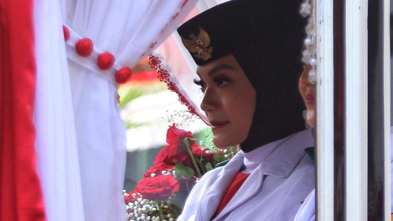 Kemudian menyerahkannya kepada petugas pasukan kirab dan diserahkan kepada petugas Purna Paskibraka Duta Pancasila atau Paskibraka.