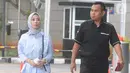 Terpidana General Manager Commercial PT Humpuss Transportasi Kimia, Asty Winasti dikawal petugas berjalan masuk akan menjalani pemeriksaan sebagai saksi di Gedung KPK, Jakarta, Selasa (12/11/2019). (merdeka.com/Dwi Narwoko)