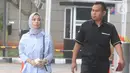 Terpidana General Manager Commercial PT Humpuss Transportasi Kimia, Asty Winasti dikawal petugas berjalan masuk akan menjalani pemeriksaan sebagai saksi di Gedung KPK, Jakarta, Selasa (12/11/2019). (merdeka.com/Dwi Narwoko)