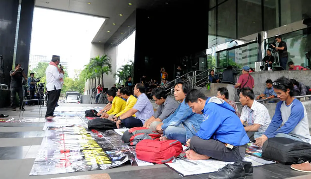 Sejumlah pegiat anti korupsi melakukan ibadah salat Jumat di depan Gedung KPK, Jakarta, Jumat (30/1/2015). Tampak sejumlah aktivis mendengarkan khotbah. (Liputan6.com/Herman Zakharia)