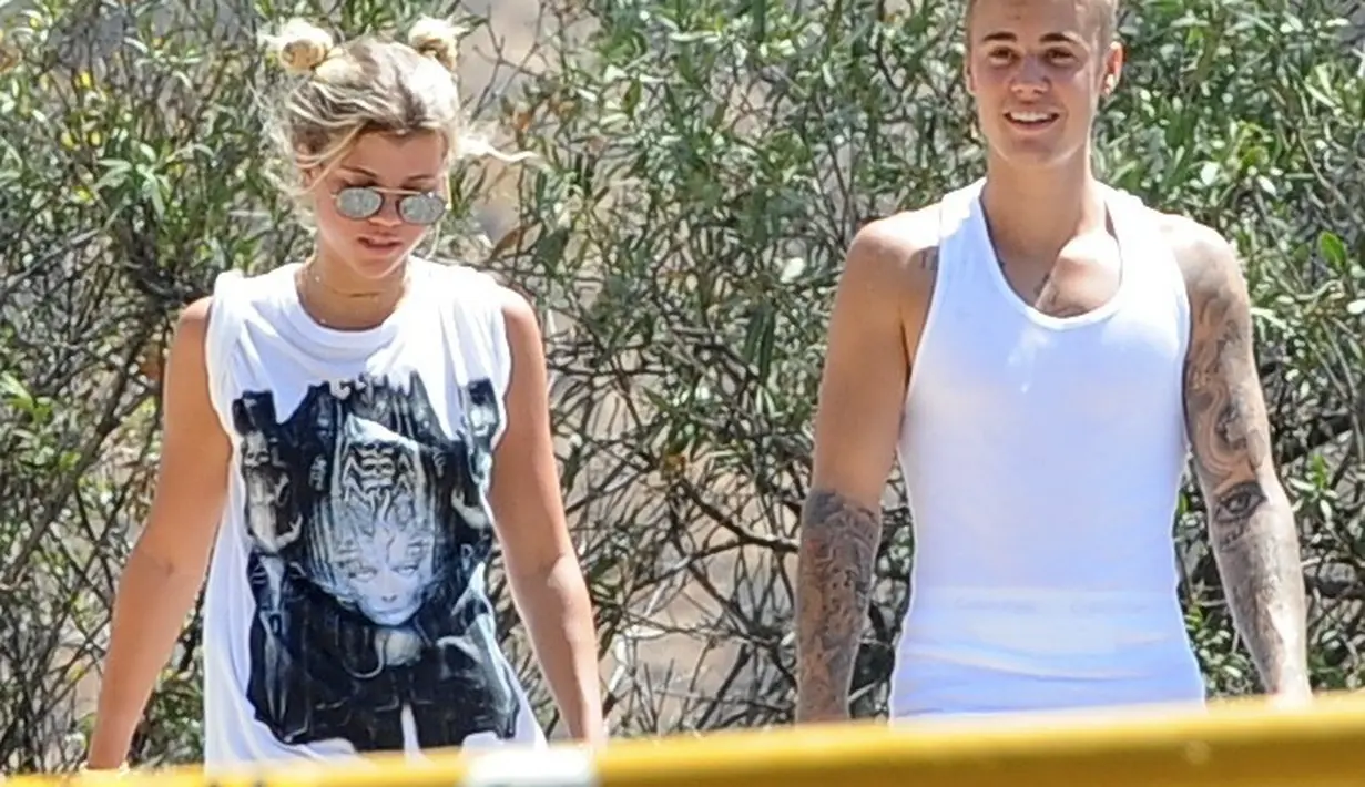 Namun nyatanya, bukanlah Sahara Ray yang menjadi pelabuhan hati Bieber. Kini, Justin Bieber jatuh cinta dan resmi berpacaran dengan Sofia Richie. (Dailymail/Bintang.com)