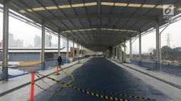 Suasana skybridge atau JPM Tanah Abang di Jakarta, Senin (15/10). Jembatan multi guna tersebut telah dilakukan soft launching, dengan terlebih dulu menempatkan 100 pedagang kaki lima berjualan di skybridge tersebut. (Liputan6.com/Immanuel Antonius)