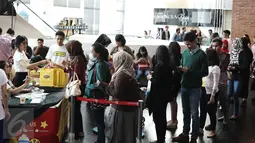 Sejumlah peserta mengantri untuk mendapatkan tiket di Blitz Megaplek, Jakarta, Sabtu (9/1/2016). Cinemaholic dan Lipton menggelar nonton bareng film Alvin and The Chipmunk. (Liputan6.com/Angga Yuniar)