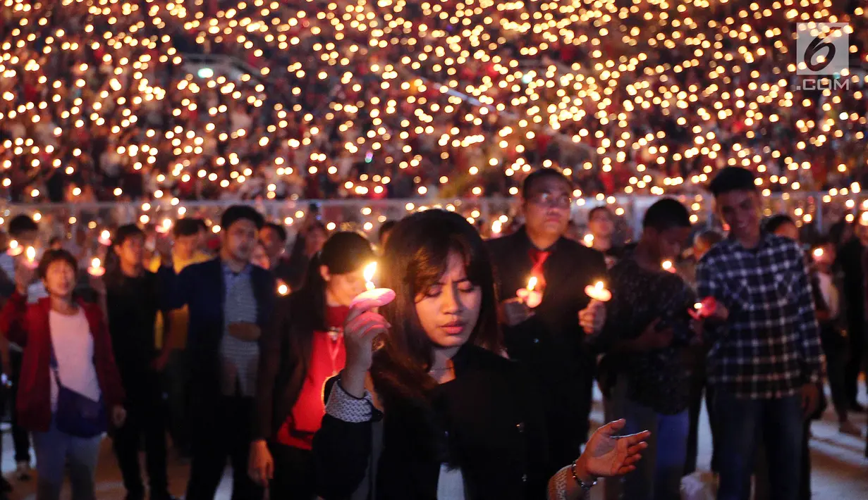 Jemaat menghadiri perayaan Natal Tiberias Indonesia yang ke-17 di Stadion GBK, Senayan, Jakarta, Sabtu (8/12). Puluhan ribu jemaat dari 14 provinsi menghadiri perayaan natal. (Liputan6.com/Johan Tallo)