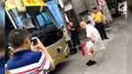 Wei Yaobin menunjukkan kekuatan dengan tak biasa. Ahli kung fu itu menggunakan alat kelaminnya untuk menarik bus besar