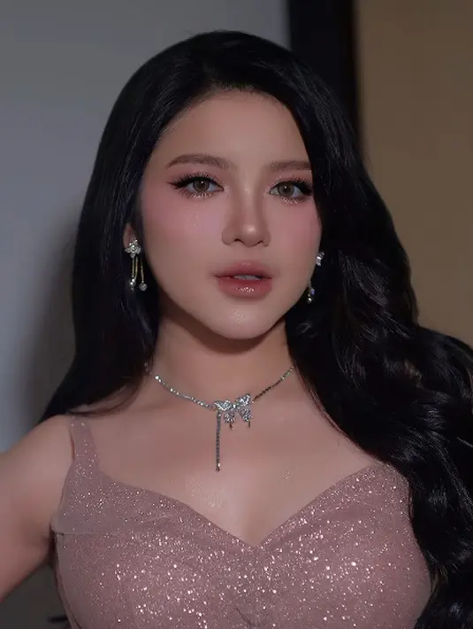 Penampilan Tiara Andini saat menjadi bridesmaid Mahalini ramai mendapat pujian penggemar. Banyak yang memujinya tampil secantik boneka Barbie. [@rikkisi/@cielmakeupartist]