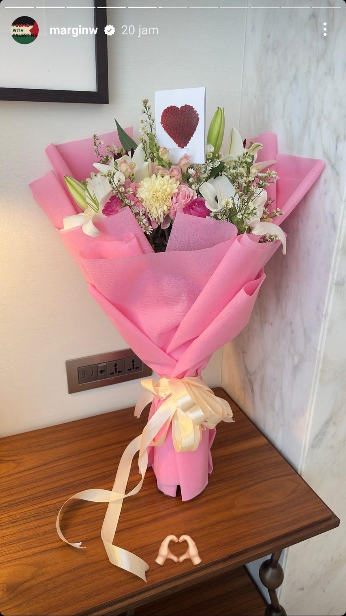 Rangkaian Bunga Berwarna Pink dan Putih&nbsp;