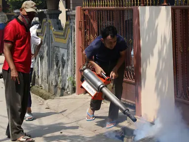 Warga melakukan pengasapan atau fogging di kawasan Kukusan, Depok, Jawa Barat, Senin (3/9). Pengasapan dilakukan guna mengurangi risiko penyakit demam berdarah akibat gigitan nyamuk aedes aegypti. (Liputan6.com/Immanuel Antonius)