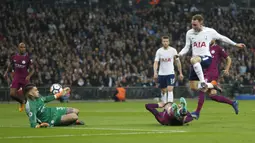 Pemain Tottenham, Christian Eriksen (kanan) mencetak gol ke gawang Manchester City pada lanjutan Premier League di Wembley Stadium, (14/4/2018). Manchester City menang 3-1. (AP/Frank Augstein)