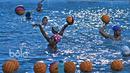 Pemanasan bersama bola dilakukan para atlet Polo Air Putri saat mengikuti seleksi Pelatnas Sea Games 2017 di Kolam Renang Simprug, Jakarta, Kamis (19/1/2017).  (Bola.com/Nicklas Hanoatubun)