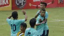 Para pemain UM merayakan kemenangan atas UNP pada laga Torabika Cup 2017 di Stadion Cakrawala, Malang, Rabu (22/11/2017). UM menang 2-1 atas UNP. (Bola.com/M Iqbal Ichsan)