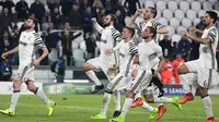 Para pemain Juventus merayakan keberhasilan lolos ke perempat final usai menyingkirkan Porto. Menang 1-0 pada leg kedua membuat Juve unggul agregat gol menjadi 3-0 atas Porto. (AFP/Miguel Medina)