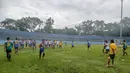 Sejumlah pemain Arema Cronus menggelar latihan di Stadion Gajayana, Malang, Sabtu pagi (17/1/2015). Arema Cronus akan berhadapan dengan Mitra Kukar di penyishan Grup B SCM Cup 2015. (Liputan6.com/Faizal Fanani)