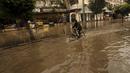 Seorang pemuda mengendarai sepedanya di jalan yang banjir saat hujan lebat di Kota Gaza, Selasa (8/11/2022). Hujan deras menyebabkan banjir bandang di Jalur Gaza pada hari Selasa, di mana infrastruktur yang bobrok sering membuat air banjir tidak surut, memperpanjang kerusakan. (AP Photo/Adel Hana)