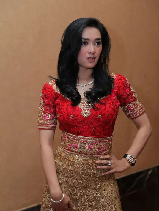 Selain membagikan salam tempel, penyanyi yang dikenal mirip Syahrini KW yang memiliki nama asli Fitriani Andriani itu juga membagikan sembako  pada orang yang tidak mampu. (Andy Masela/Bintang.com)