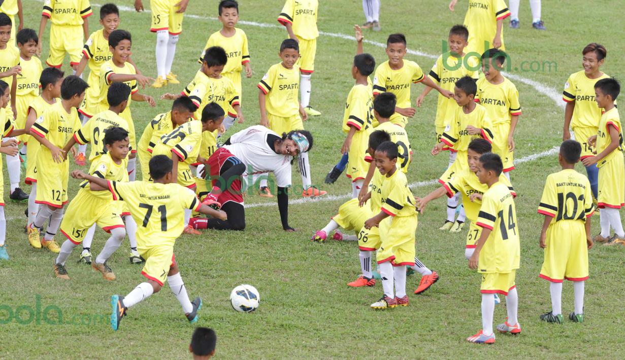 Rocky Putiray terjatuh usai dikerubutin ratusan anak-anak SSB kota Padang pada ajang Irman Gusman Cup 2016, di Stadion Haji Agus Salim, Minggu (13/3/2016). (Bola.com/Nicklas Hanoatubun).