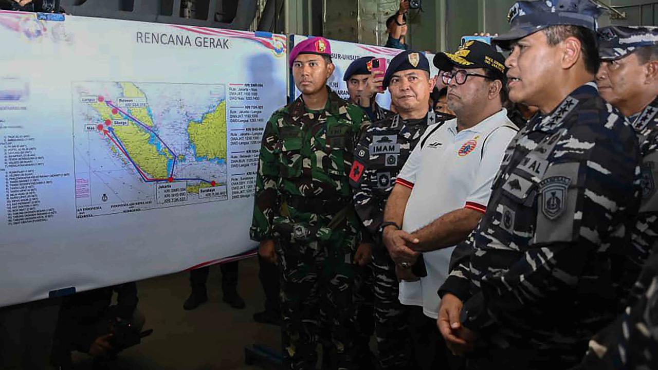 Pelepasan bantuan kemanusiaan dengan menggunakan kapal perang TNI AL di Dermaga Kolinlamil, Jakarta Utara, Minggu (30/22/2025).