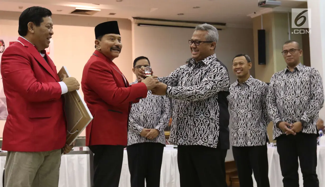 Ketua Umum PKPI, Hendropriyono (ketiga kiri) berjabat tangan dengan Ketua KPU Arief Budiman saat penyerahan nomor urut peserta Pemilu 2019 di kantor KPU Pusat, Jumat (13/4). (Liputan6.com/Angga Yuniar)