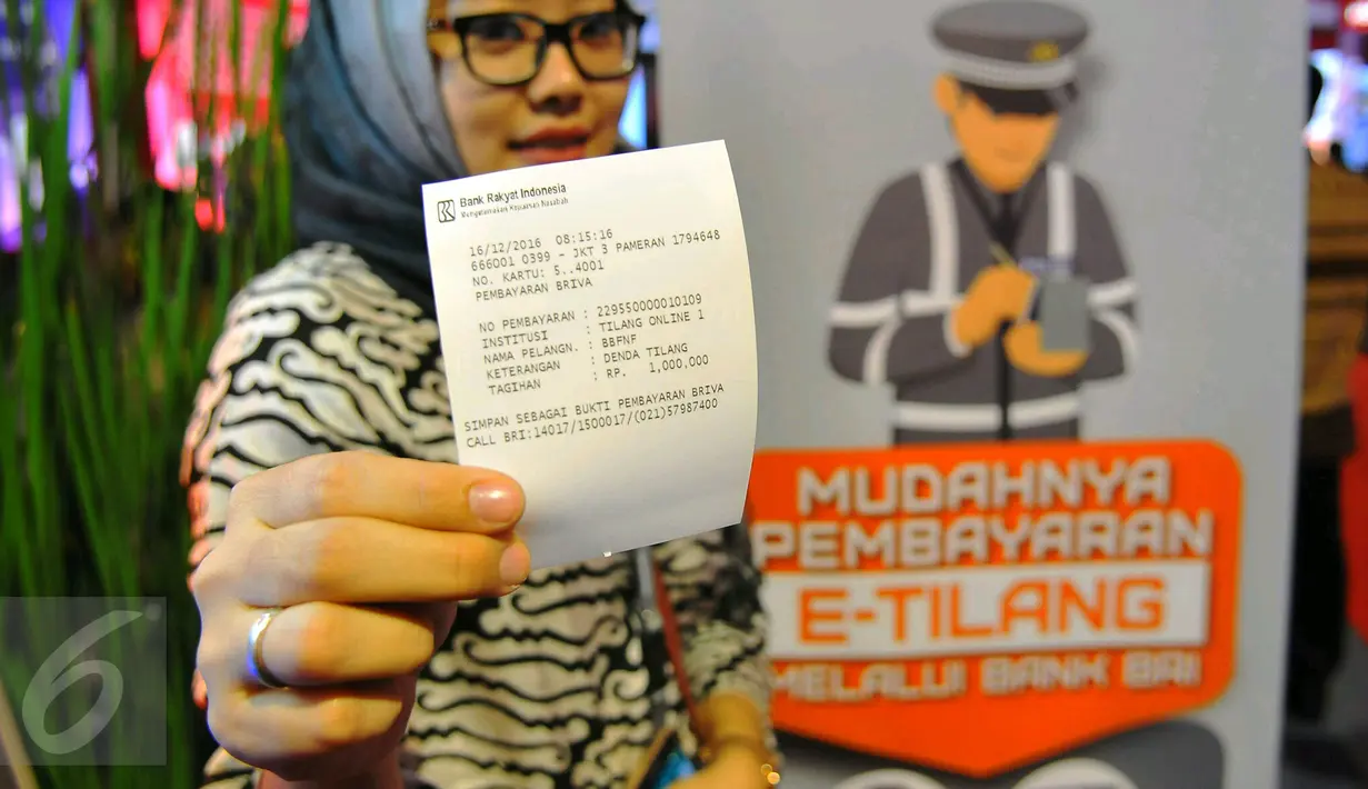 Seorang wanita menunjukkan bukti pembayaran denda tilang dengan tilang online atau e-tilang melalui mesin ATM BRI di Jakarta, Jumat (16/12). Pembayaran elektronik ini sekaligus diklaim bisa menghilangkan praktik percaloan. (Liputan6.com/Angga Yuniar)