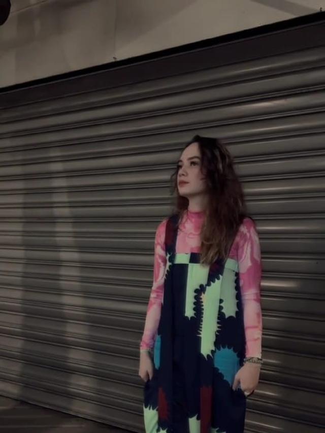 Rambut Putri Anne Terlihat Berantakan