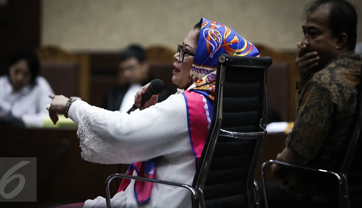Dewie Yasin Limpo (kiri) saat memberikan kesaksian hasil pertemuan dengan Menteri ESDM Sudirman Said, Jakarta, (28/3). Persidangan terkait kasus suap proyek Pembangkit Listrik Tenaga Mikrohidro (PLTHM) di Kabupaten Deiyai. (Liputan6.com/Faizal Fanani)