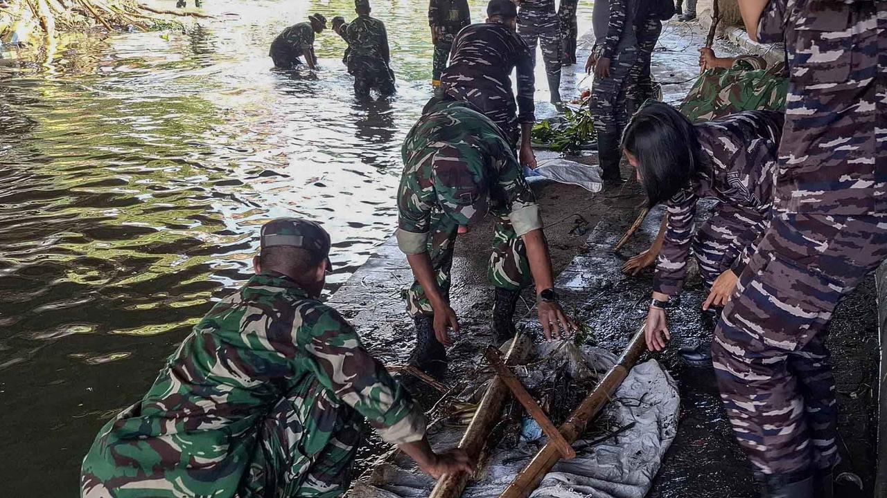 FOTO: Hari ke-4 Pasca Banjir Bandang, TNI AL Denpasar Terus Bantu Warga Bersihkan Kota
