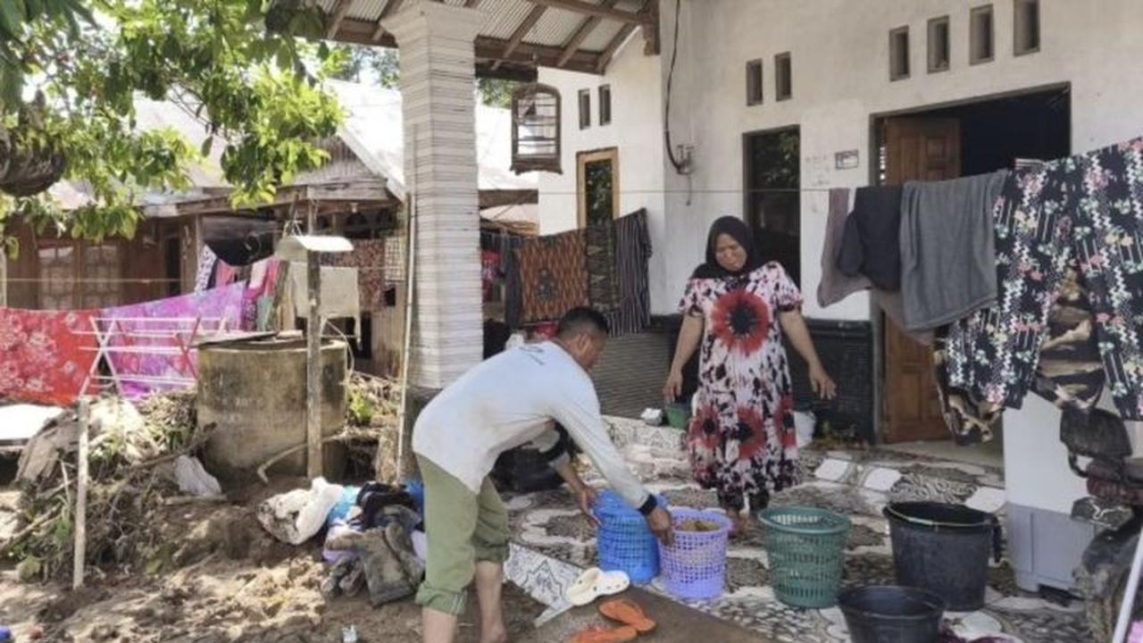 Warga Tebing Tinggi Kalsel Berjibaku Bersihkan Lumpur Pascabanjir Bandang