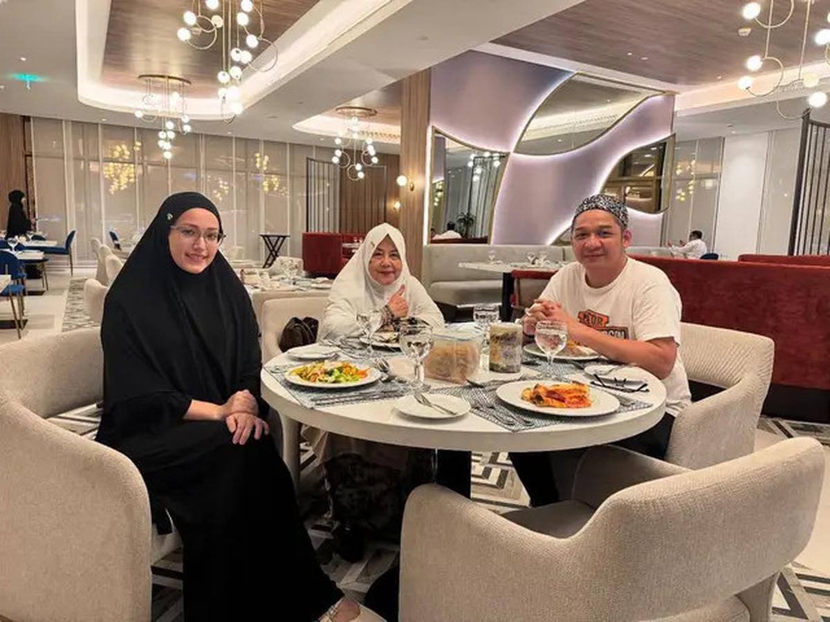 Potret Kebersamaan Pasha Ungu dan Adelia Jalani Ibadah Haji di 2025, Penuh Kehangatan