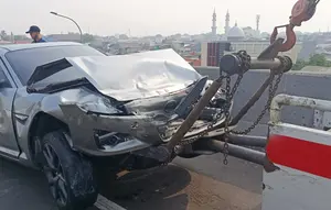 Jeep Tiagan Tabrak Mazda di Tol Wiyoto Wiyono