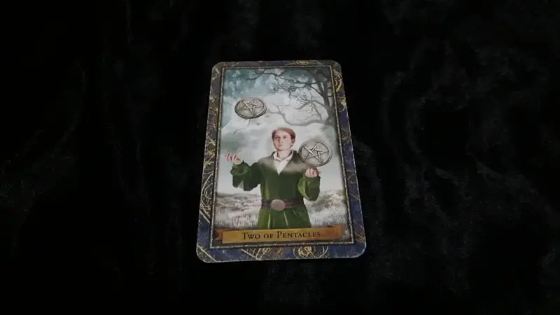 Two of Pentacles, kartu yang terbuka dalam Tarot Hari Ini Rabu, 12 September 2018.