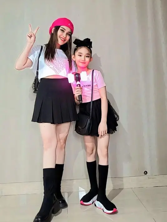 Selain itu, gaya fashion Ayu Ting Ting dan Bilqis kala nonton konser BLACKPINK juga menarik perhatian netizen. @ayutingting92.