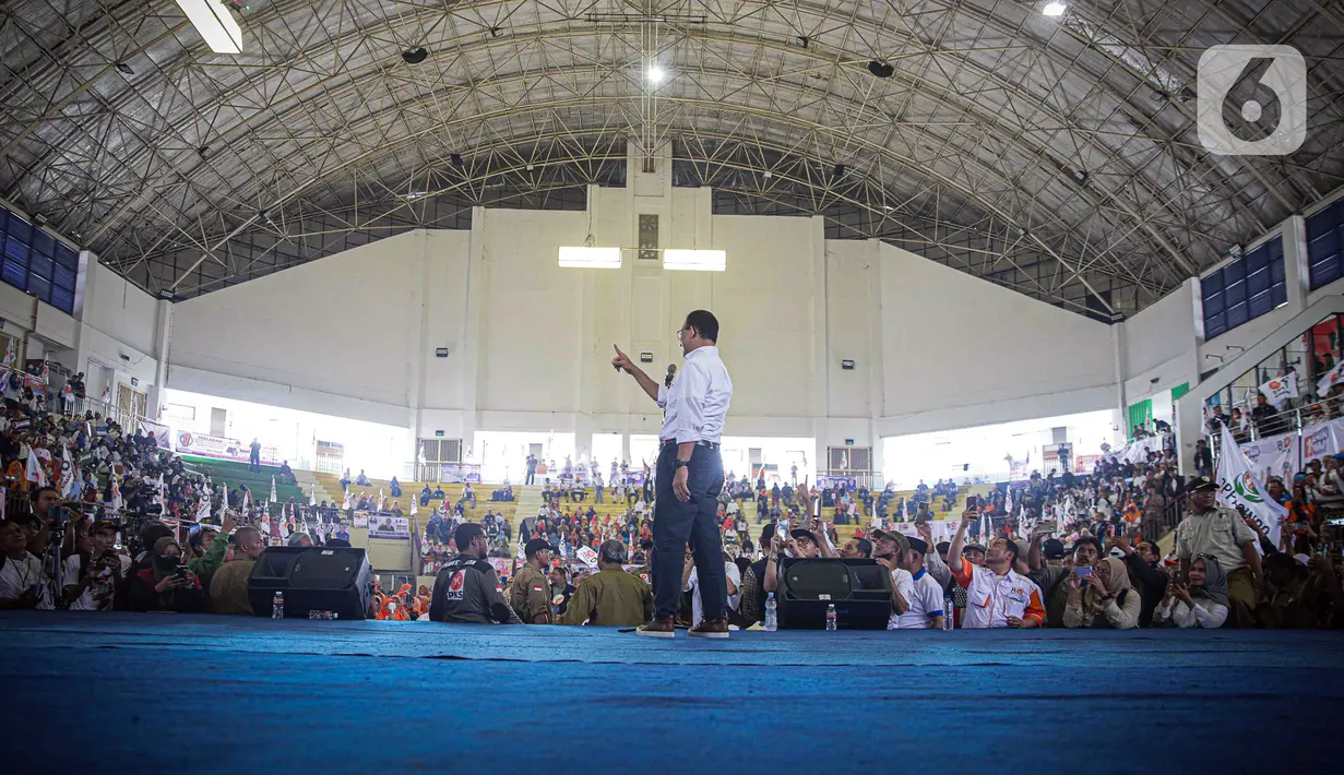 Dalam kampanye perdananya ini Anies mengenakan setelan kemeja putih dan celana hitam. Dia pun berorasi di depan sejumlah pendukungnya yang sudah menunggu sejak pagi tadi. (Liputan6.com/Faizal Fanani)