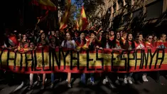Demonstran memegang spanduk bertuliskan 'Catalonia adalah Spanyol' menentang deklarasi kemerdekaan Catalonia, di Barcelona, Spanyol, (29/10). Mereka menyerukan persatuan dan menolak deklarasi kemerdekaan Catalan. (AP Photo/Gonzalo Arroyo)