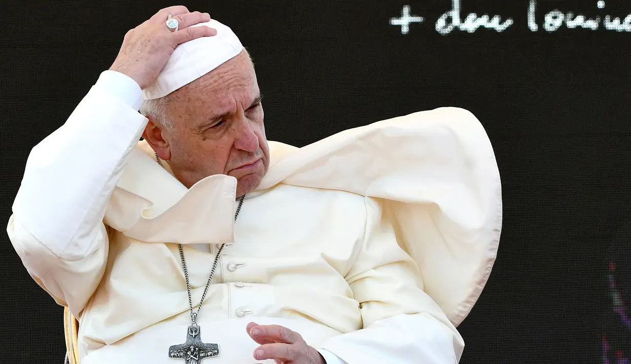 Paus Fransiskus memegang zucchetto atau penutup kepalanya saat menghadiri upacara peringatan 25 tahun kematian Don Tonino Bello di Alessano, Italia (20/4). (AFP/Vincenzo Pinto)