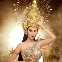 Dalam mengikuti ajang Miss Intercontinental 2020, Bella Aprilia berhasil menjadi sorotan dengan mengenakan kostume nasional. Kostum nasional yang akan dikenakan Bella Aprilia mengambil tema "The Goddes of Prosperity" yang terinspirasi dari Dewi Sri.(instagram/bellaapriliasant)
