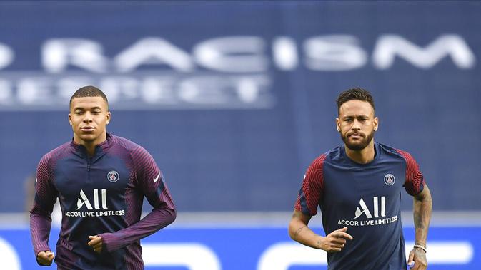 Penyerang PSG, Neymar (kanan) dan Kylian Mbappe melakukan pemanasan selama sesi latihan di stadion Luz di Lisbon, Selasa (11/8/2020). PSG akan bertanding melawan Atalanta pada perempat final Liga Champions di stadion Da Luz, Lisbon, Portugal. (David Ramos / Pool via AP)