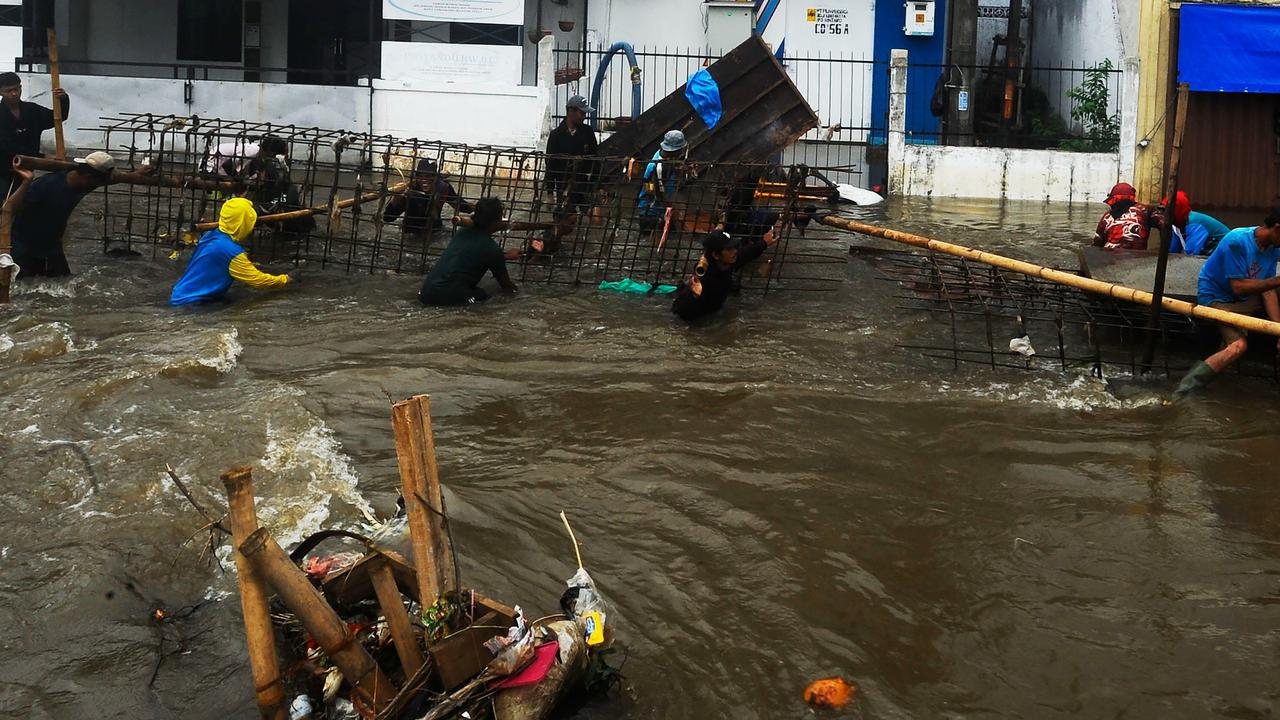 FOTO: Aksi Pekerja Berjibaku Perbaiki Tanggul Jebol yang Bikin Ratusan Rumah di Tangerang Selatan Dikepung Banjir