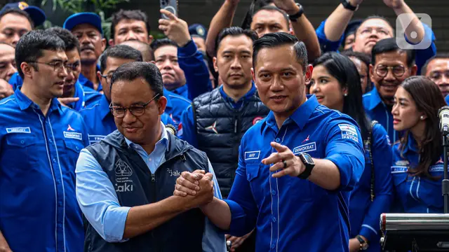 Senyum Anies Baswedan Saat Sambangi Markas Demokrat