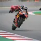 Pembalap KTM, Miguel Oliveira mengaspal pada balapan MotoGP Catalunya hari Minggu (06/06/2021). (LLUIS GENE / AFP)